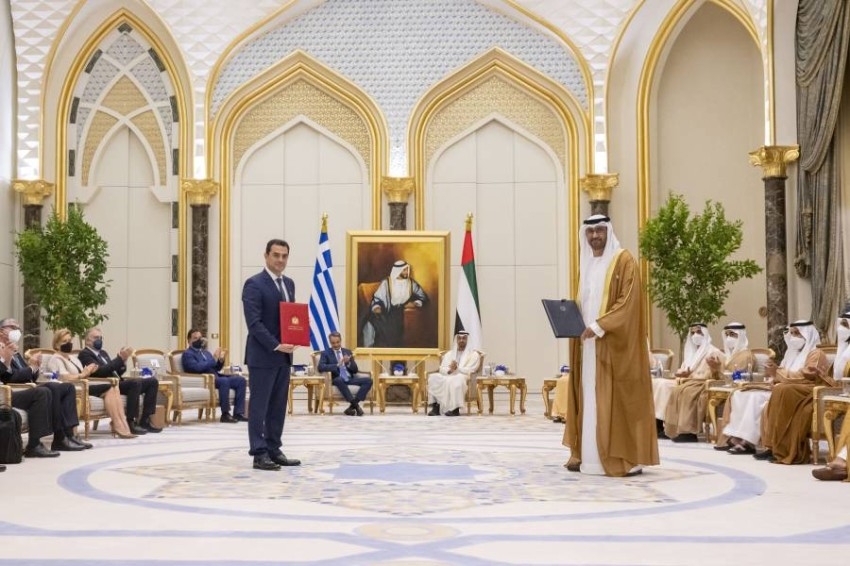 محمد بن زايد وميتسوتاكيس يشهدان تبادل مذكرات واتفاقيات تعاون بين الإمارات واليونان