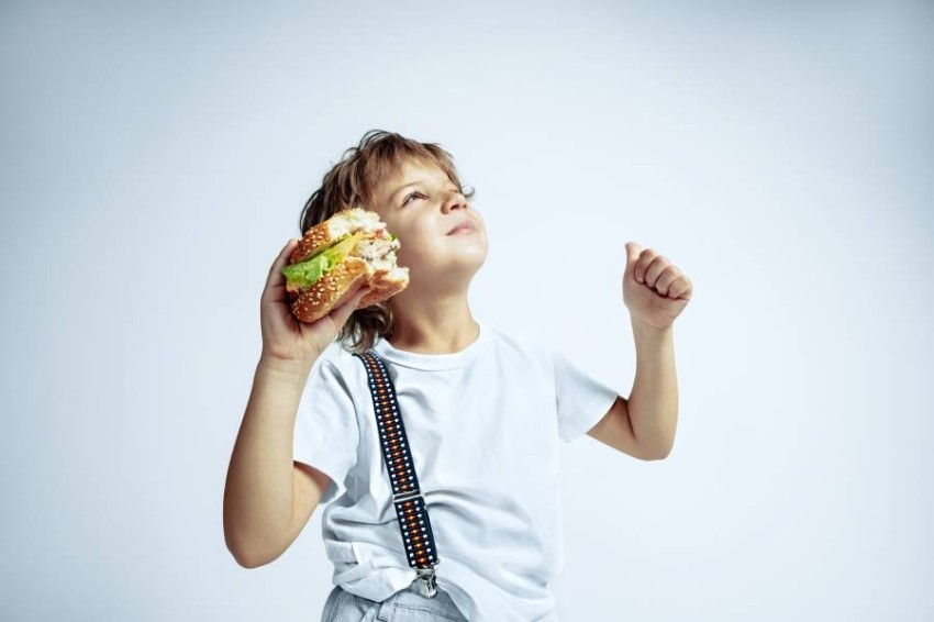 التسويق للوجبات السريعة يؤثر على صحة الأطفال والمراهقين