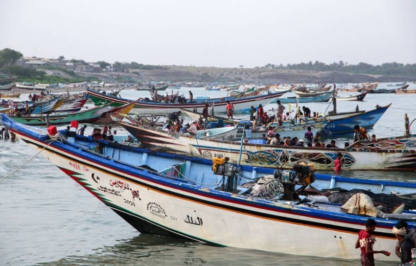 صيادو سمك يمنيون خلال تفريغ حصيلتهم في مدينة الحديدة