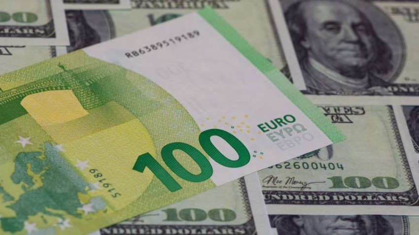 اليورو يتساوى مع الدولار في غضون 6 أشهر