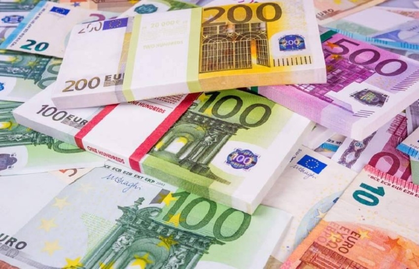 اليورو يتراجع إلى أدنى مستوى له منذ خمس سنوات مقابل الدولار