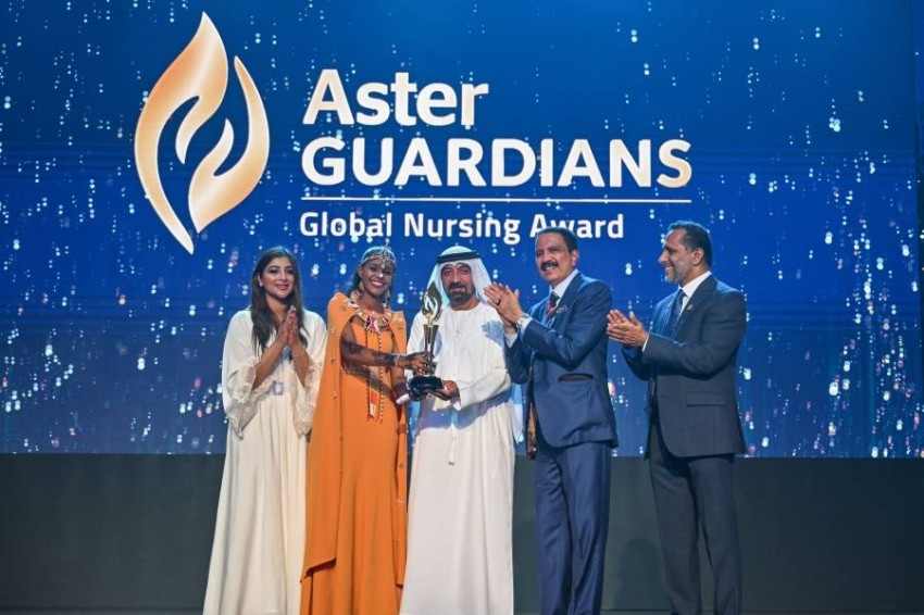 أحمد بن سعيد يكرم الفائزة بجائزة «أستر غارديان غلوبال نيرسينغ» في التمريض