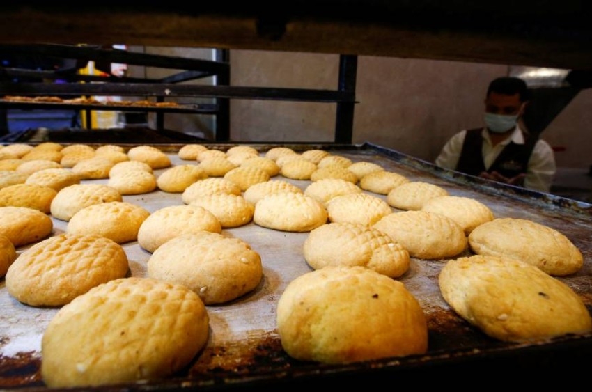 تحضير حلويات وكعك ويسكويت في مخابز القاهرة