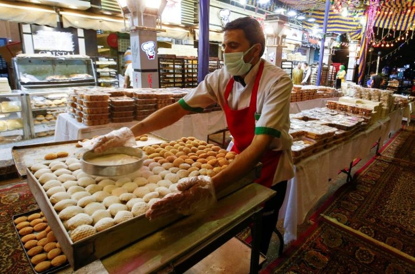 تحضير حلويات وكعك ويسكويت في مخابز القاهرة