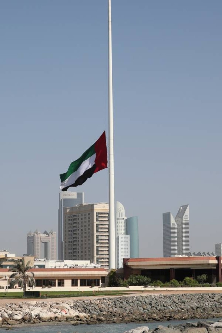 تنكيس الأعلام في الدولة حزناً على وفاة الشيخ خليفة بن زايد آل نهيان