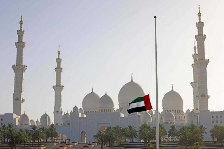 تنكيس الأعلام في الدولة حزناً على وفاة الشيخ خليفة بن زايد آل نهيان