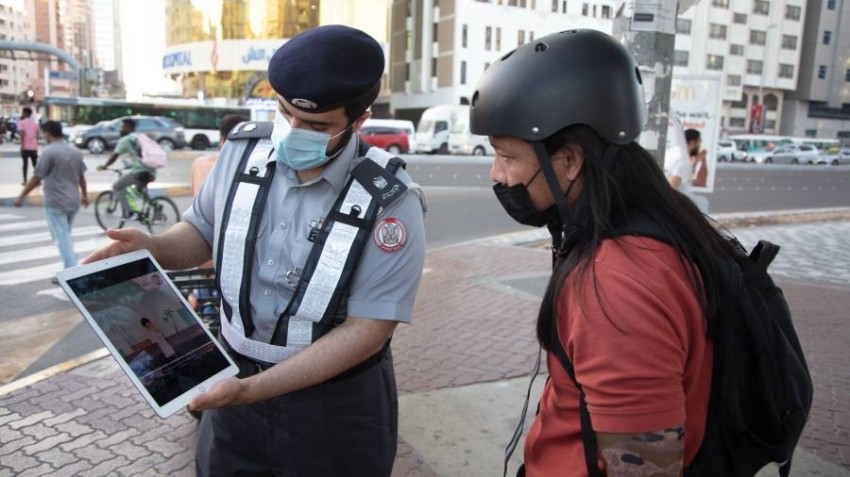 شرطة أبوظبي و«البلديات» تعززان وعي مستخدمي الدراجات الكهربائية