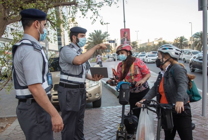 شرطة أبوظبي و«البلديات» تعززان وعي مستخدمي الدراجات الكهربائية