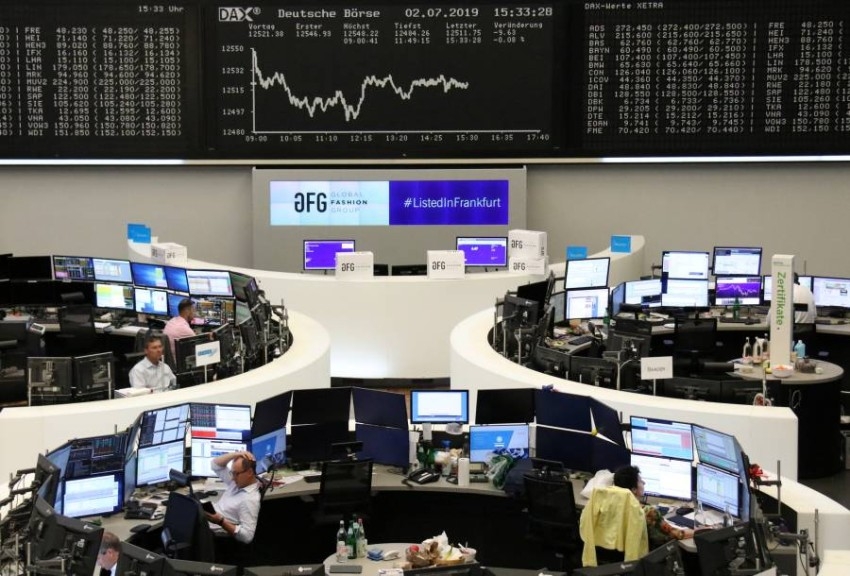 الأسهم الأوروبية تتراجع متأثرة بانخفاض «وول ستريت»