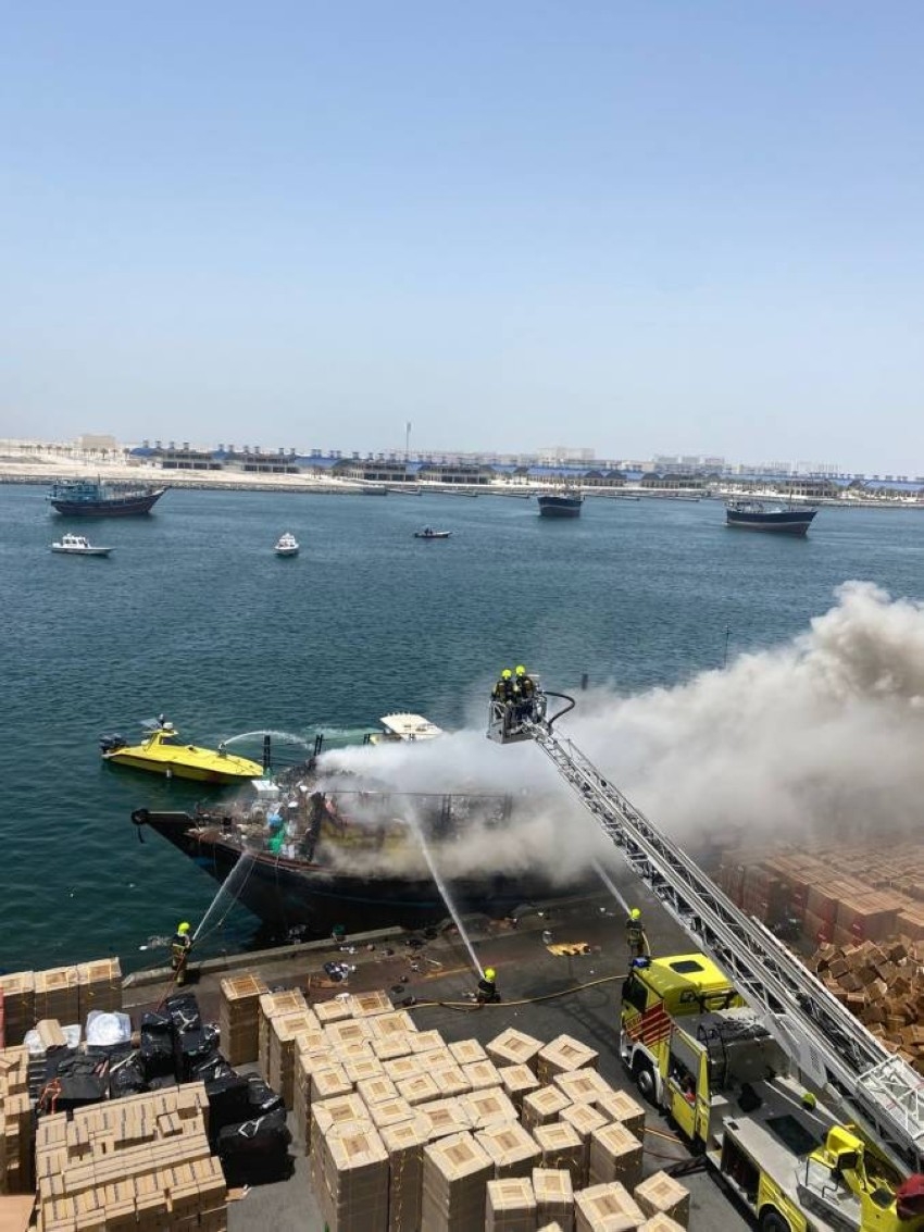 دفاع مدني دبي يسيطر على حريق في ميناء الحمرية