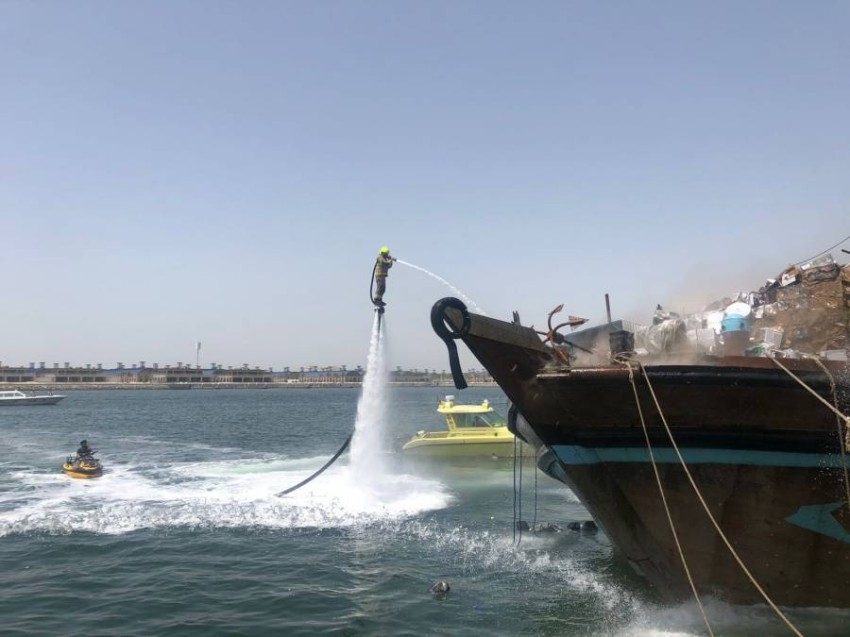 دفاع مدني دبي يسيطر على حريق في ميناء الحمرية