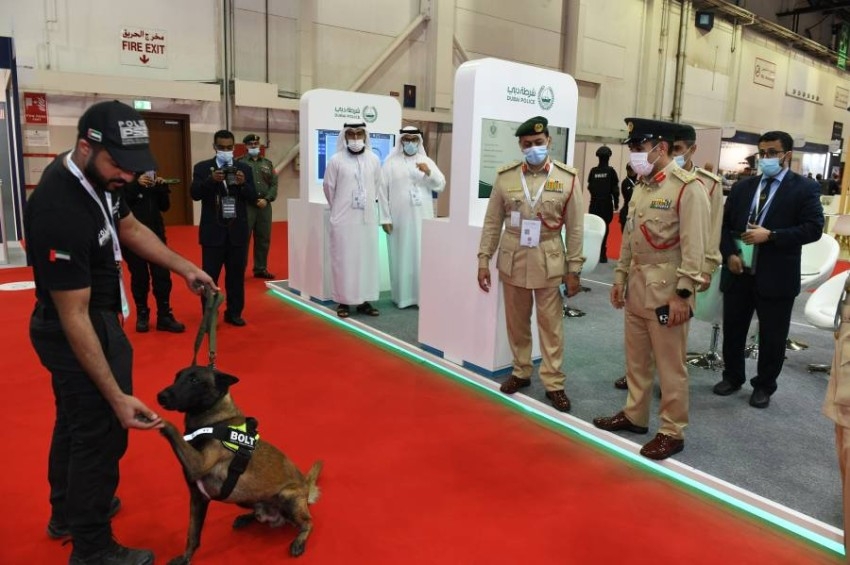 شرطة دبي تقدم خدمات أمن المساكن والتطبيق الذكي والـ«K9»