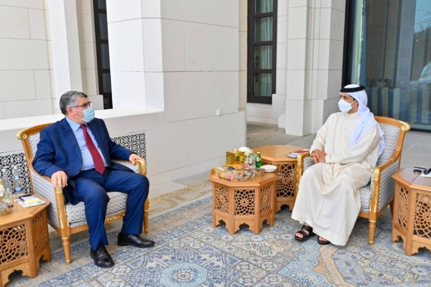 منصور بن زايد والسفير الجزائري يبحثان علاقات التعاون الثنائي