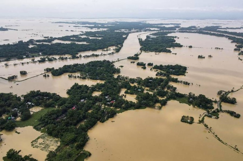بالصور... فيضانات تودي بعشرة أشخاص وتعزل مليونين في بنغلادش
