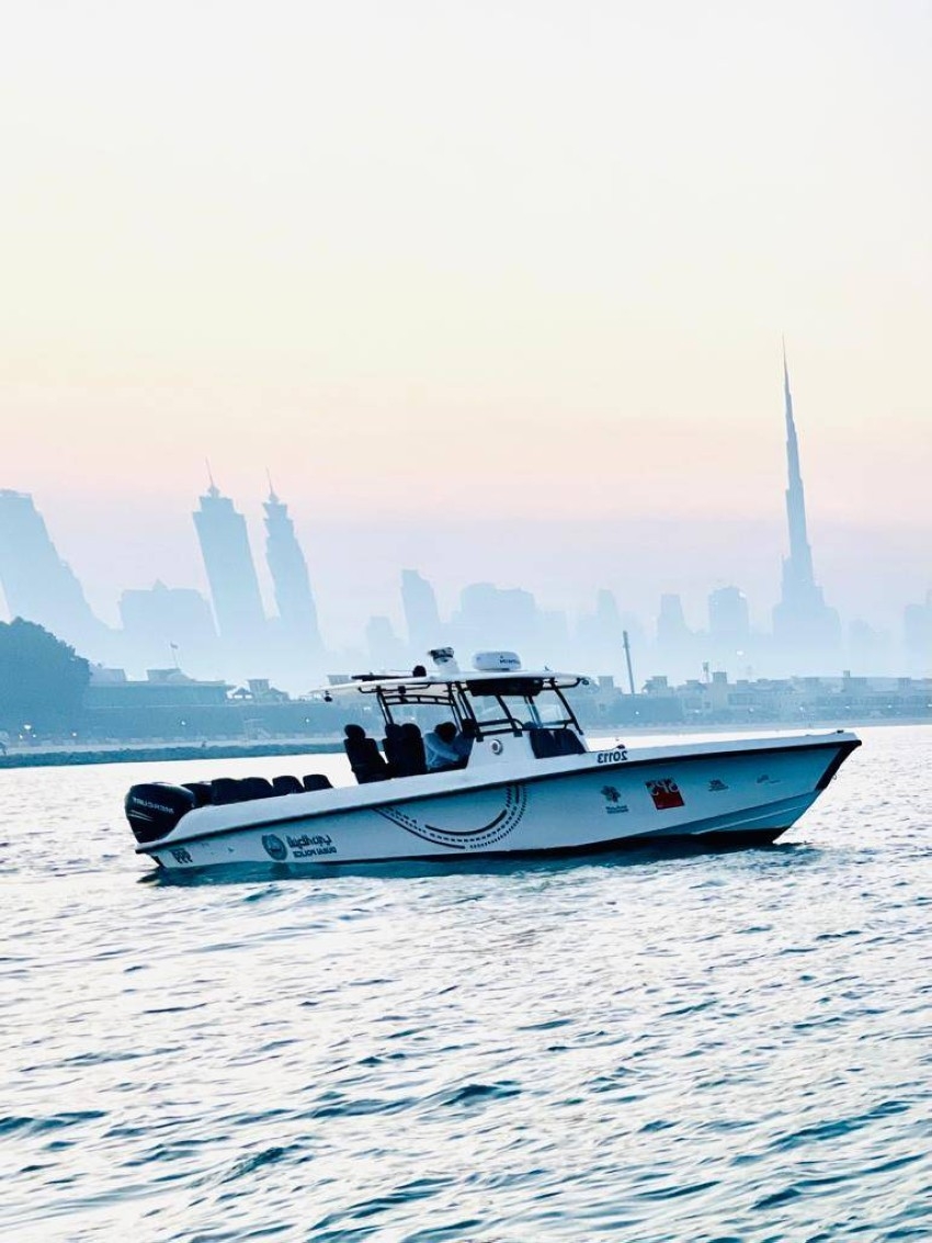 شرطة دبي تنقذ شخصين جرفت الأمواج قاربهما إلى الصخور