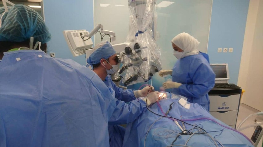 «مستشفى القاسمي» ينفذ جراحة خطرة ونادرة باستئصال ورم خطير من جمجمة أربعيني
