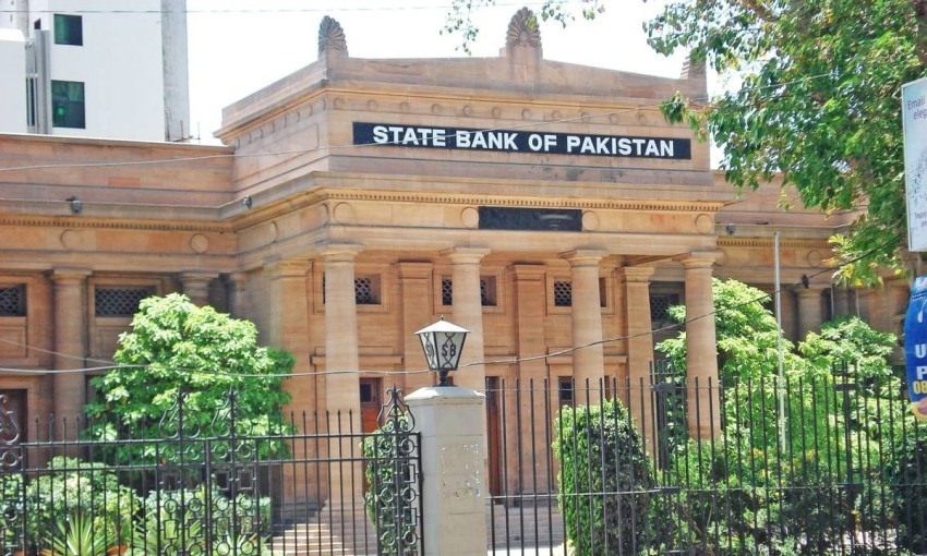 البنك المركزي الباكستاني يرفع سعر الفائدة الرئيسي إلى 13.75%