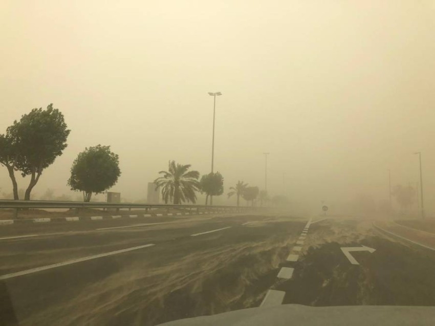هبوب رياح مُحمّلة بالغبار في الإمارات صباح الثلاثاء