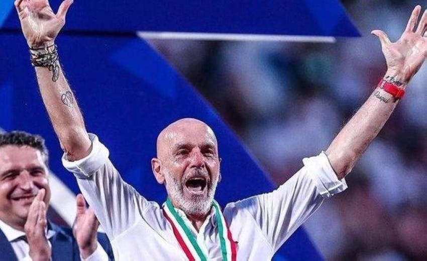 سارق ميدالية ستيفانو بيولي يستعرضها على «إنستغرام»