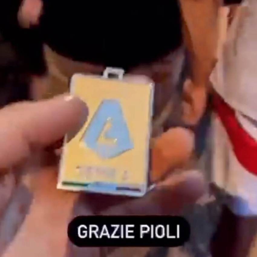 سارق ميدالية ستيفانو بيولي يستعرضها على «إنستغرام»