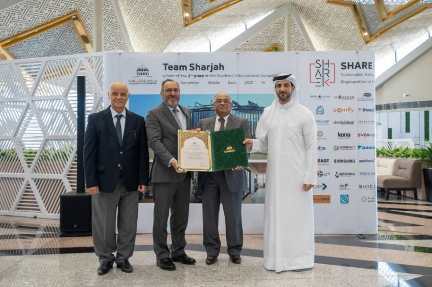 سلطان بن أحمد القاسمي يتفقد نموذج مشروع البيت الشمسي بجامعة الشارقة
