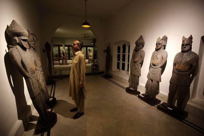 معروضات وتماثيل في متحف بيشاور بباكستان