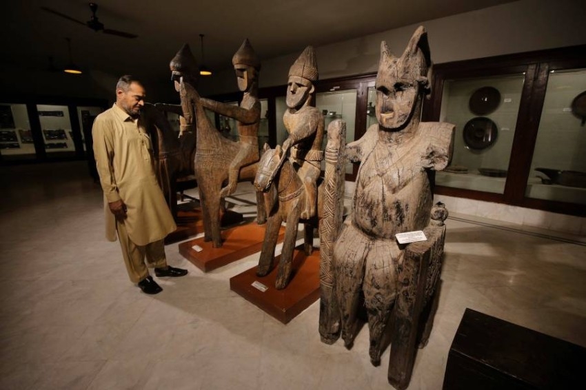 معروضات وتماثيل في متحف بيشاور بباكستان