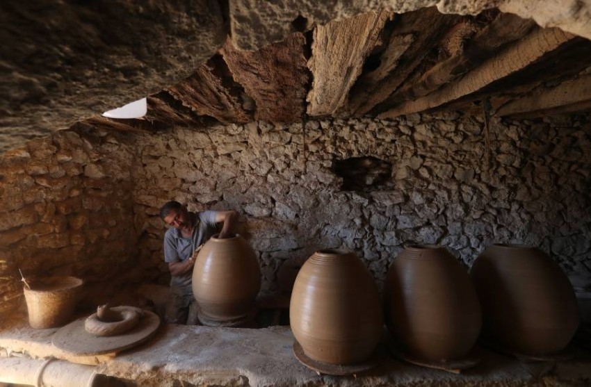 ورشة لصناعة الفخار عمرها 300 عام بمدينة قلالة في تونس