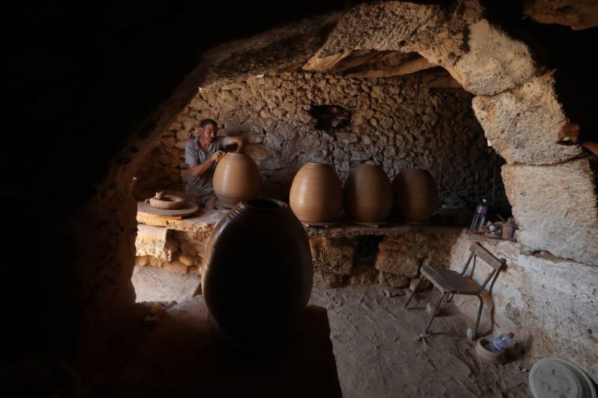 ورشة لصناعة الفخار عمرها 300 عام بمدينة قلالة في تونس
