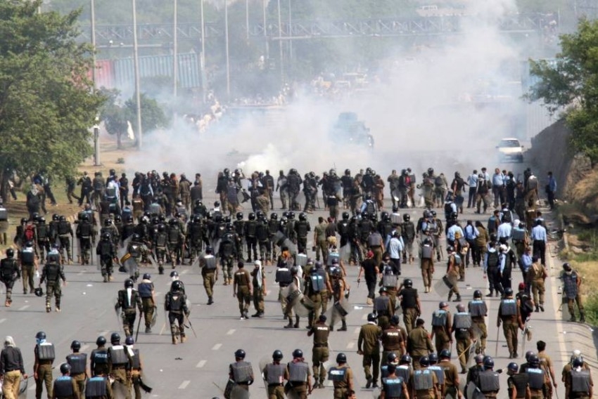 باكستان:  الشرطة تطلق الغاز المسيل للدموع على أنصار  خان