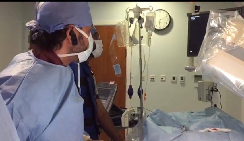طبيب إماراتي ينقذ مسناً من توقف القلب الفجائي بتقنية مبتكرة