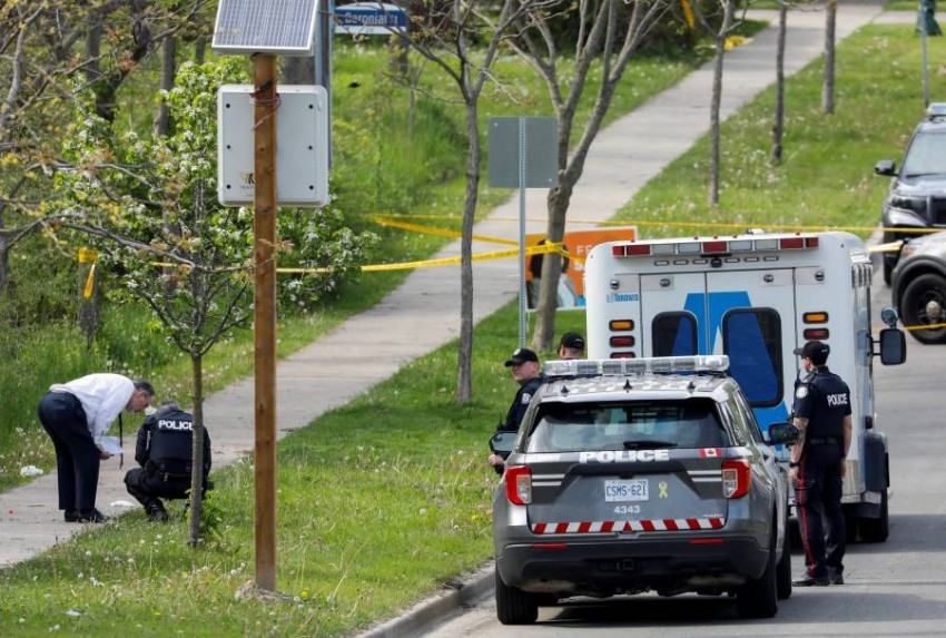مسلّح تجوّل قرب مدرسة في تورونتو  قبل أن يموت