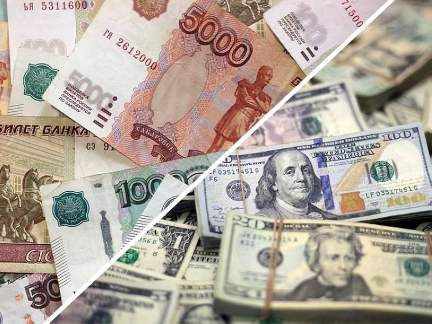 الدولار يرتفع أمام الروبل الروسي في بورصة موسكو