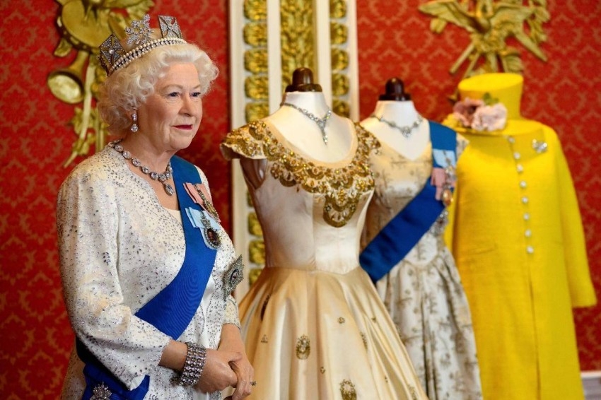 7 أزياء للملكة إليزابيث في «مدام توسو» بمناسبة اليوبيل البلاتيني