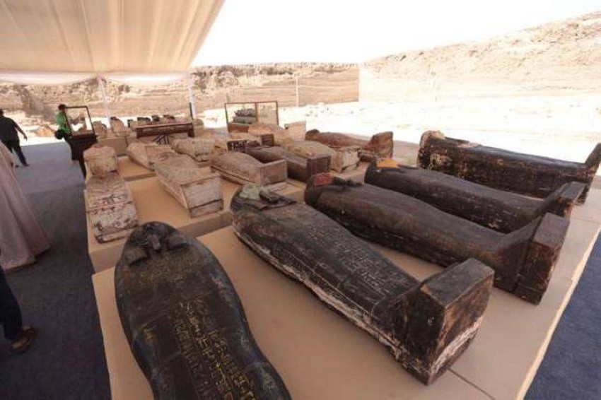 مصر: العثور على 350 تمثالاً وتابوتاً ملوناً في خبيئة أثرية بسقارة