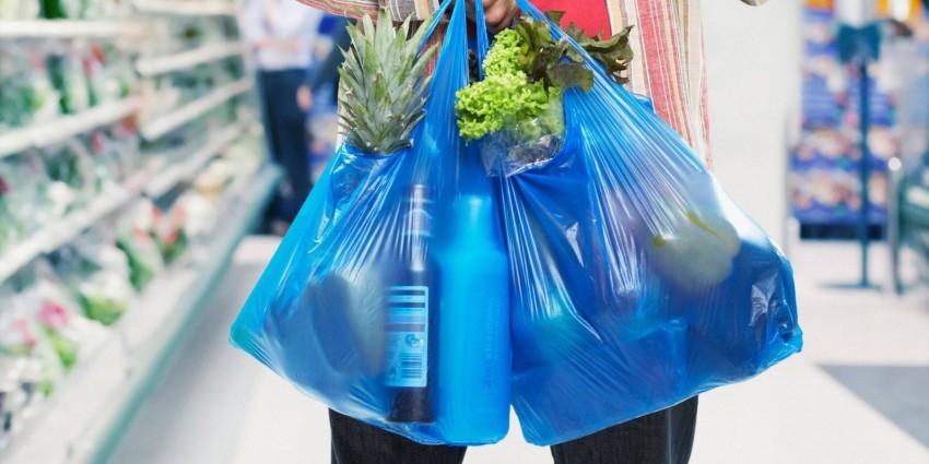 متسوقون يتأهبون لاستبدال أكياس البلاستيك بالقماش أو «اللاشيء»
