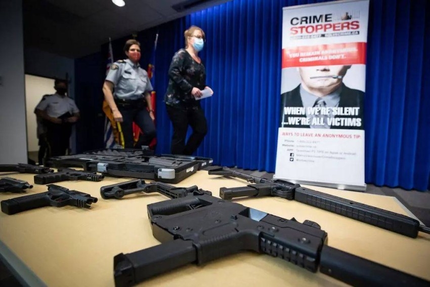 كندا.. الحكومة تقدم تشريعاً لحظر بيع المسدسات وحيازة الأسلحة