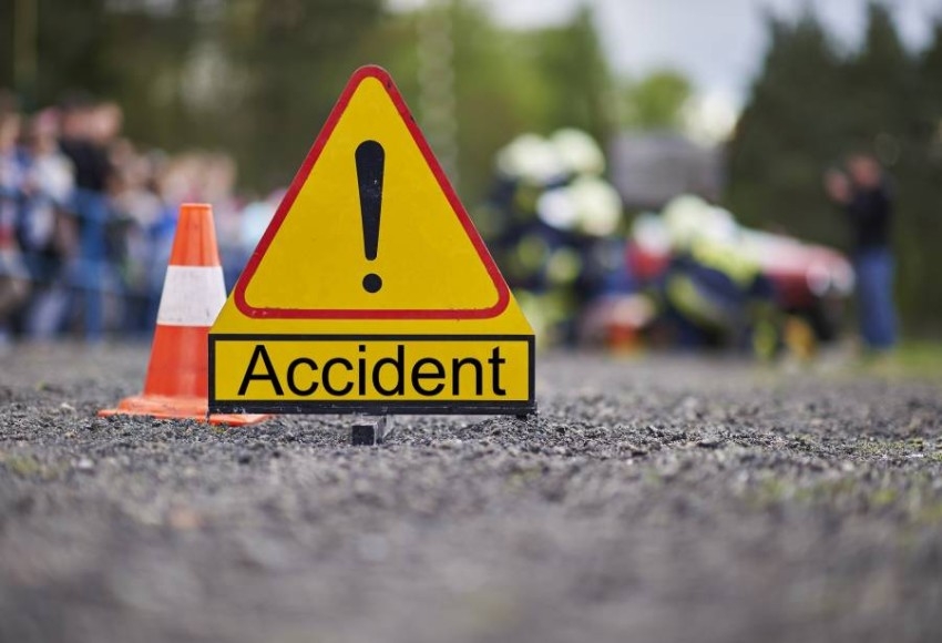 وفاة طفلين إماراتيين وإصابة 3 آخرين مع سائق وسيدة بحادث تصادم
