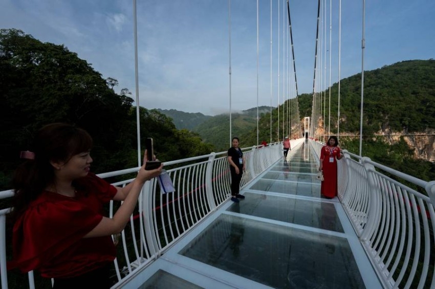جسر باخ لونج الزجاجي ... أطول جسر زجاجي بالعالم
