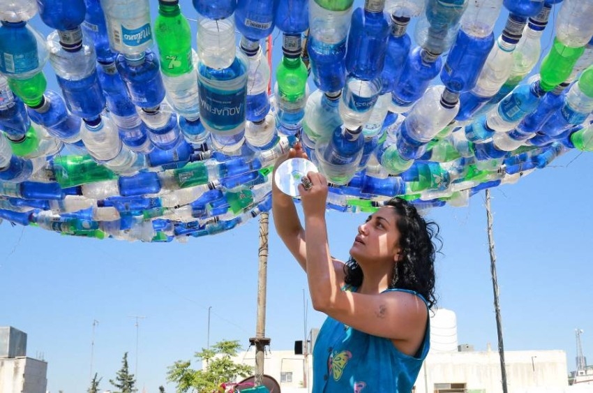 ماريا نيسان ... أردنية تحول النفايات لأعمال فنية
