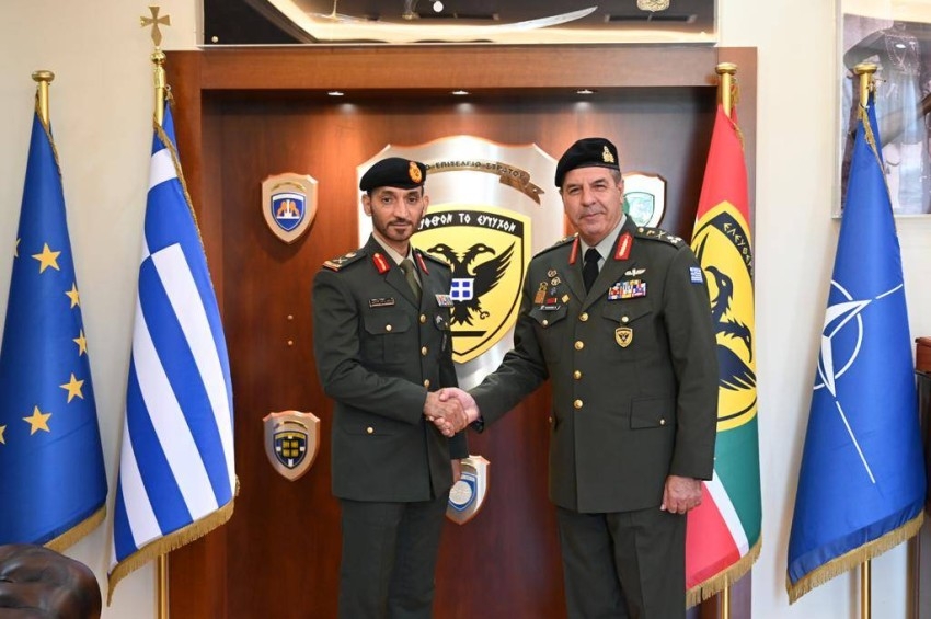 قائد القوات البرية الإماراتية يبحث التعاون العسكري مع اليونان