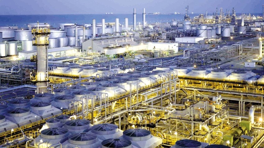 فاينينشيال تايمز: السعودية مستعدة لضخ المزيد من النفط إذا تراجع إنتاج روسيا