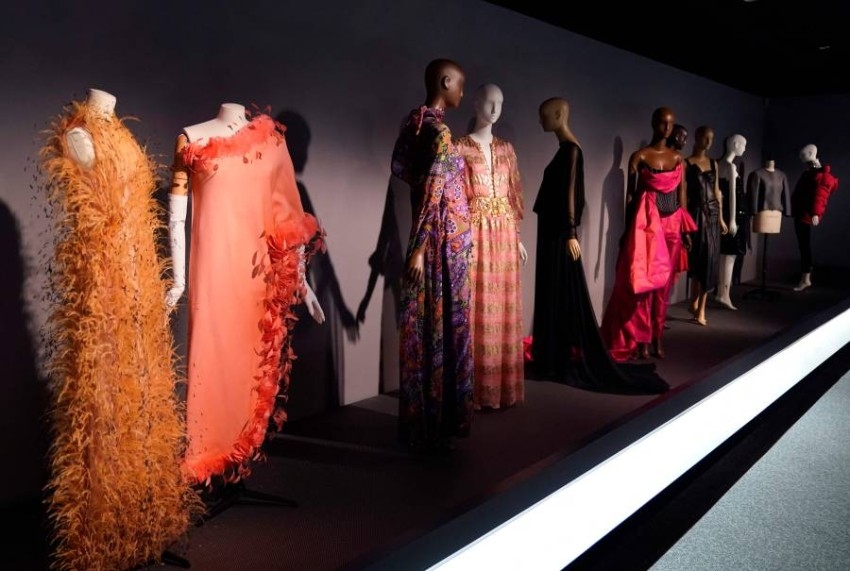 تصاميم ديور تحاور أزياء بالنسياغا ضمن معرض في نيويورك