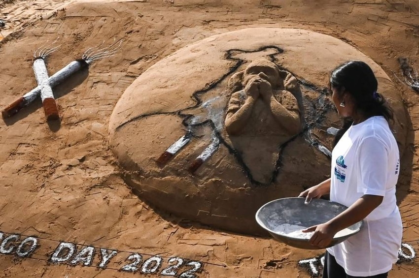 عمل فني على شاطئ إليوت في تشيناي بالهند ضد التدخين