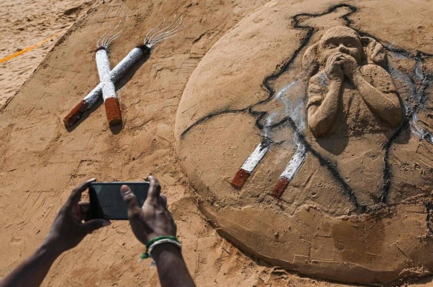 عمل فني على شاطئ إليوت في تشيناي بالهند ضد التدخين