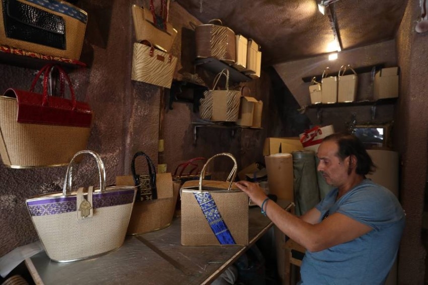 صناعة الحقائب يدوياً في تونس