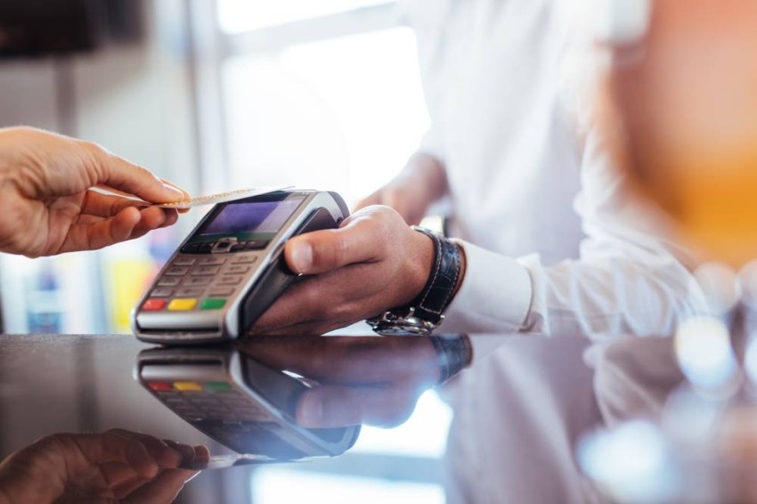 دفع رسوم المعاملات الحكومية في دبي عبر بطاقات الخصم دون عمولة