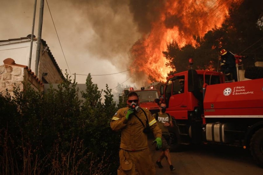 حريق غابات هائل يهدد منازل في أثينا.. والسلطات تنفذ «إجلاءات احترازية»