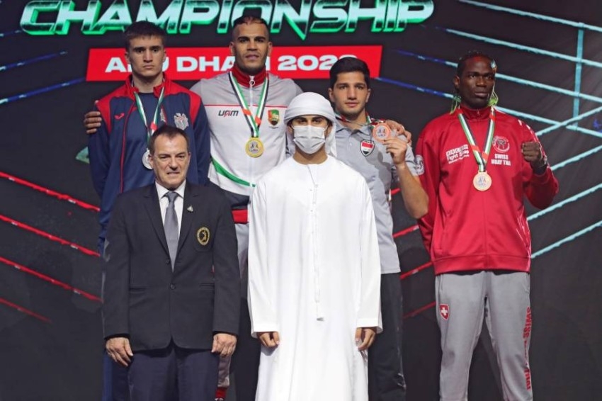 محمد بن منصور يتوّج منتخب شباب الإمارات للمواي تاي بطلاً للعرب والعالم
