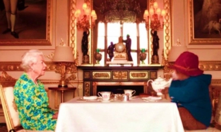 حفل شاي وساندوتشات مَربّى بين الملكة والدب